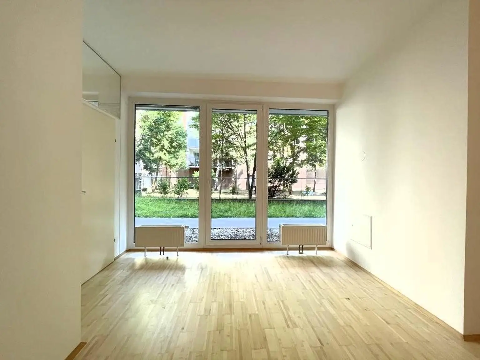 Erdgeschoß, barrierefrei, Innenhof! Ruhige, loft-artige Neubauwohnung mit 2 kl. Terrassen