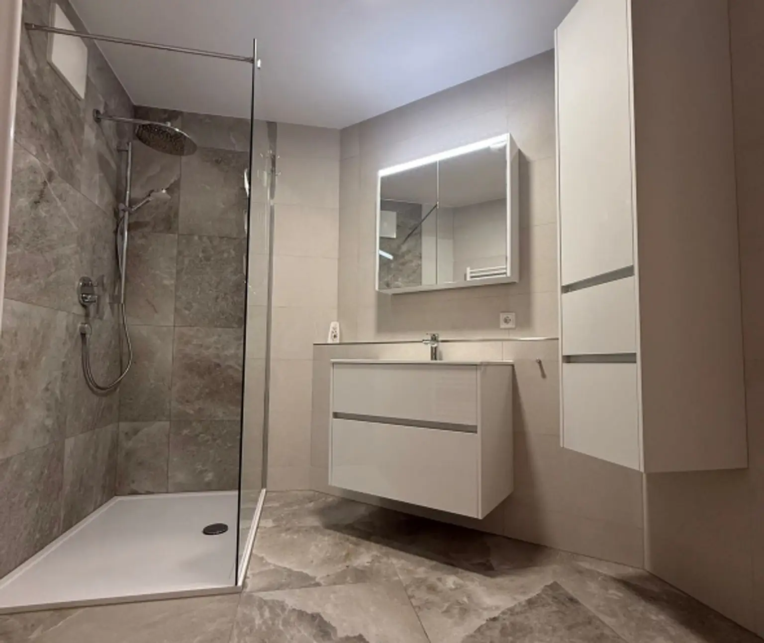 Moderne Mietwohnung mit zwei Balkonen