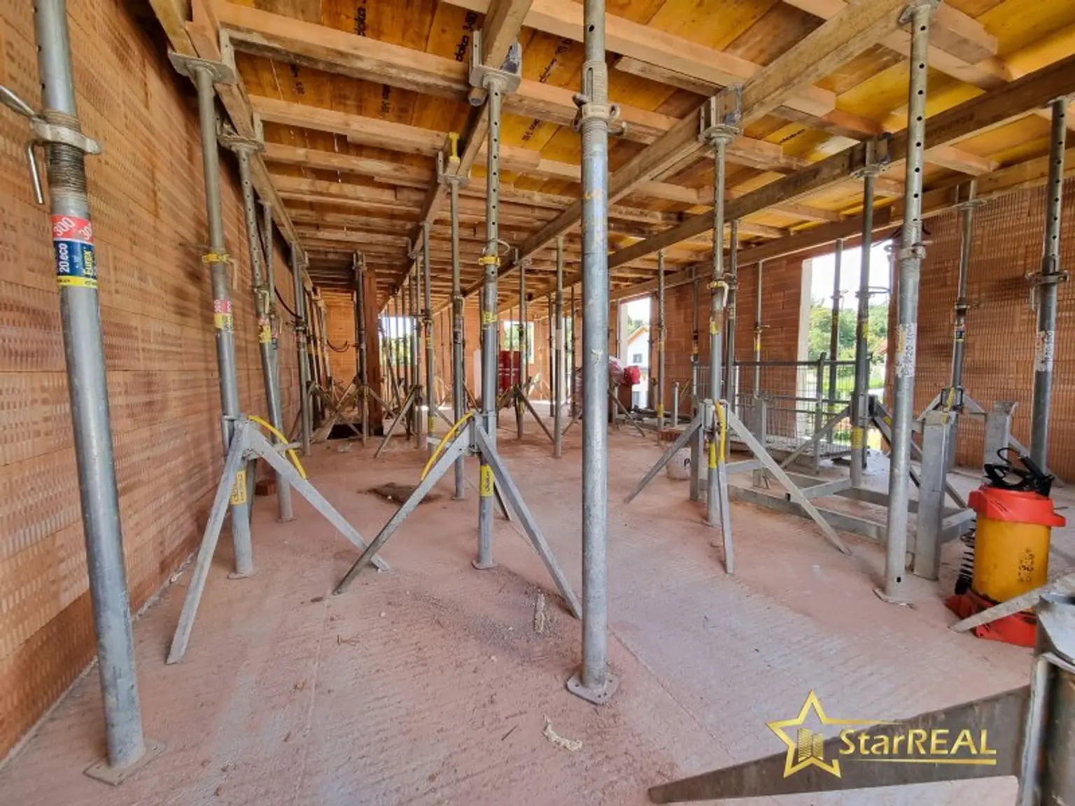 LETZTES HAUS VERFÜGBAR! IDEAL FÜR FAMILIEN! 5-ZIMMER-ZIEGELHAUS MIT UNVERBAUBAREN AUSBLICK. MIT KELLER, BALKON, TERRASSE, CARPORT UND GROSSEM GARTEN.