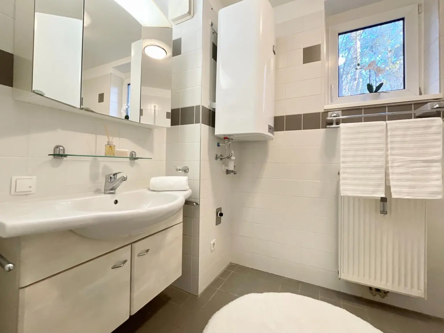 Idyllisch leben am Stadtrand – Lichtdurchflutete Wohnung mit Balkon ins Grüne