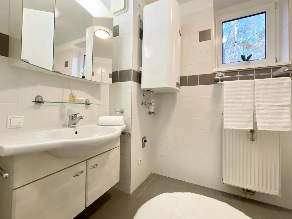 Idyllisch leben am Stadtrand – Lichtdurchflutete Wohnung mit Balkon ins Grüne