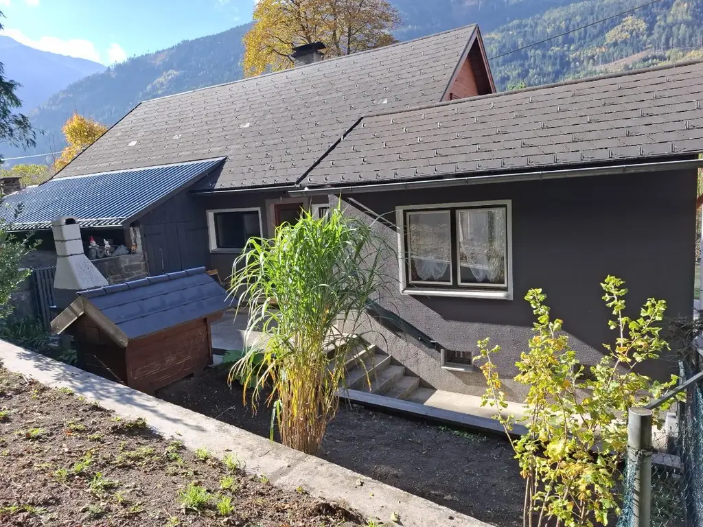 Großzügiges, vielseitig nutzbares Wohnhaus mit umfangreichem Ausbaupotenzial – Teilrenoviert und bereit für Ihre individuellen Wohnträume!