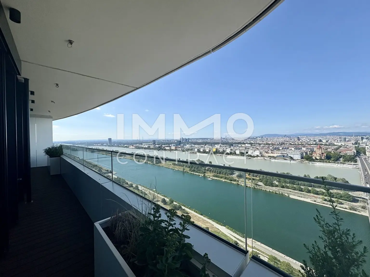 DANUBEFLATS: Stephansdom, Kahlenberg, Neue Donau - alles im Blick! Gym, Pool, Spa, Lounges, Doorman