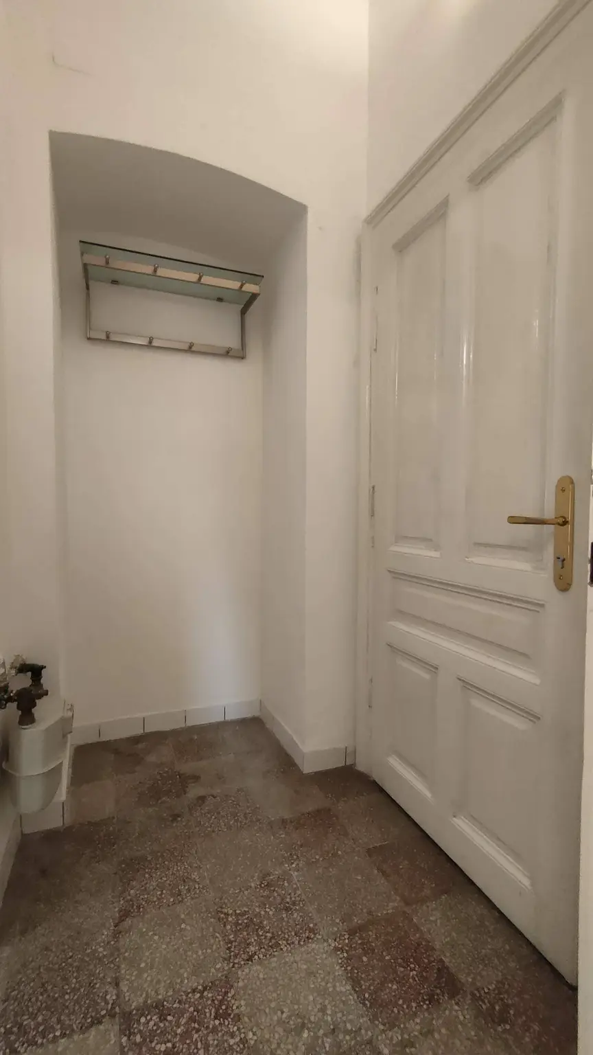 Hofruhelage: nettes Erdgeschoß-Single-Apartment im Herzen der Josefstadt!