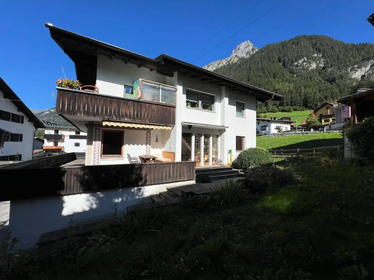 Ostansicht mit Garten und Terrasse