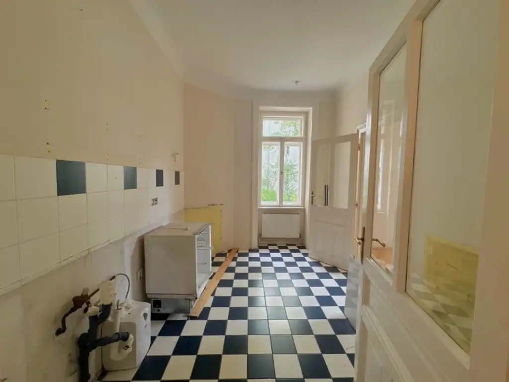 Exklusives Altbaujuwel in Gersthof – Sanierungsbedürftige 3,5-Zimmer-Wohnung mit Balkon in Zinsvilla
