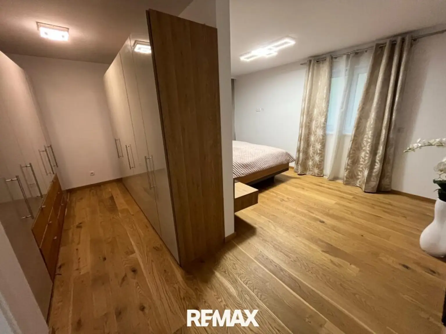 Zimmer mit Schrankraum und Badezimmer im OG