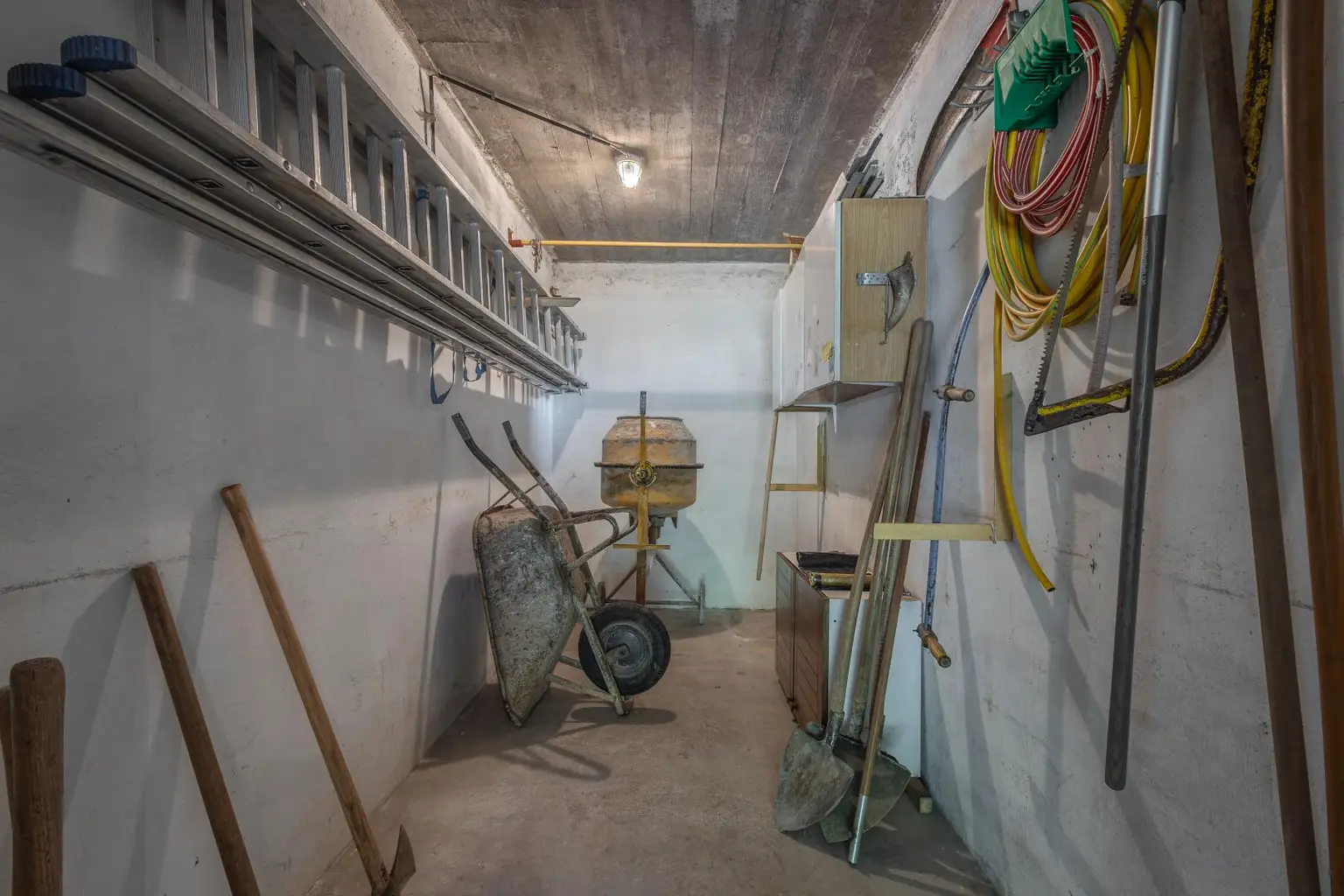 Abstellraum neben Garage