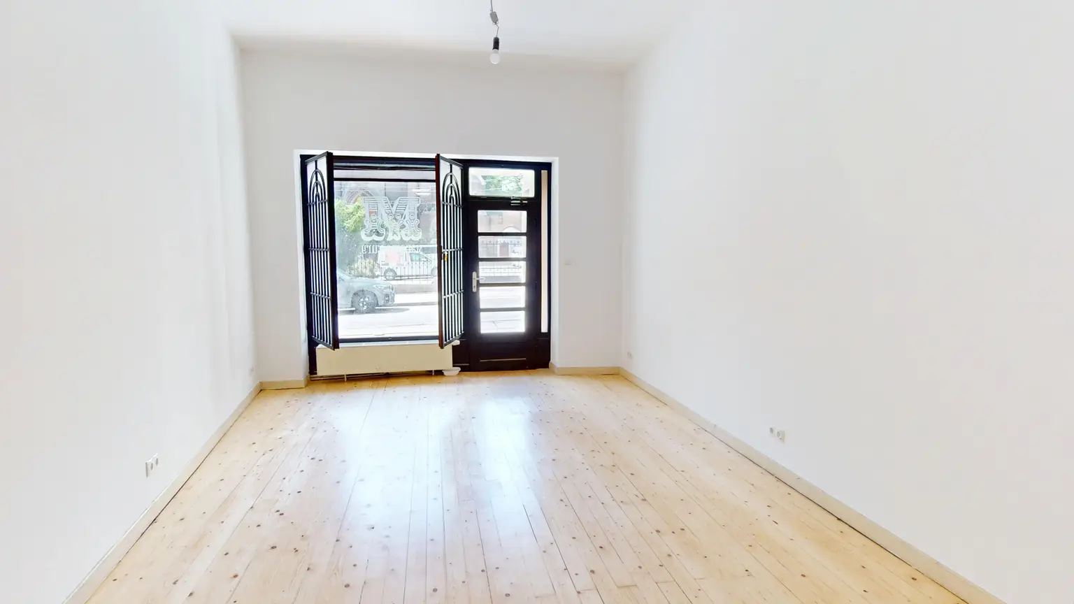 Kaiserstraße: Kleines Geschäft/Atelier nahe der Mariahilfer Straße mit charmantem alten Portal