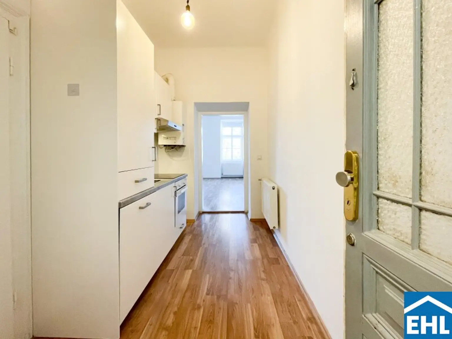 In U-Bahn-Nähe: Singlewohnung in wunderschönem Altbau