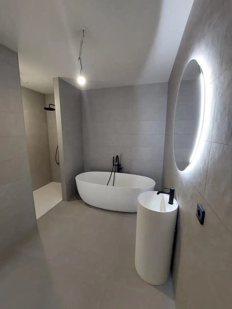 Bad mit Wanne und Dusche