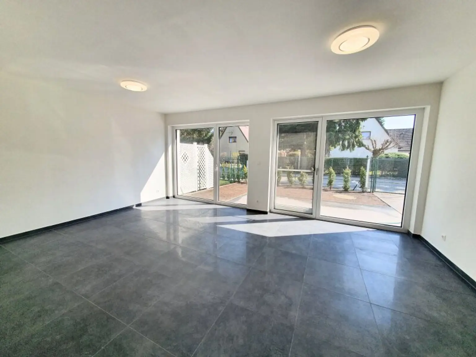 MODERNE DOPPELHAUSHÄLFTE IM NORDEN VON WIEN NÄHE U1 LEOPOLDAU.