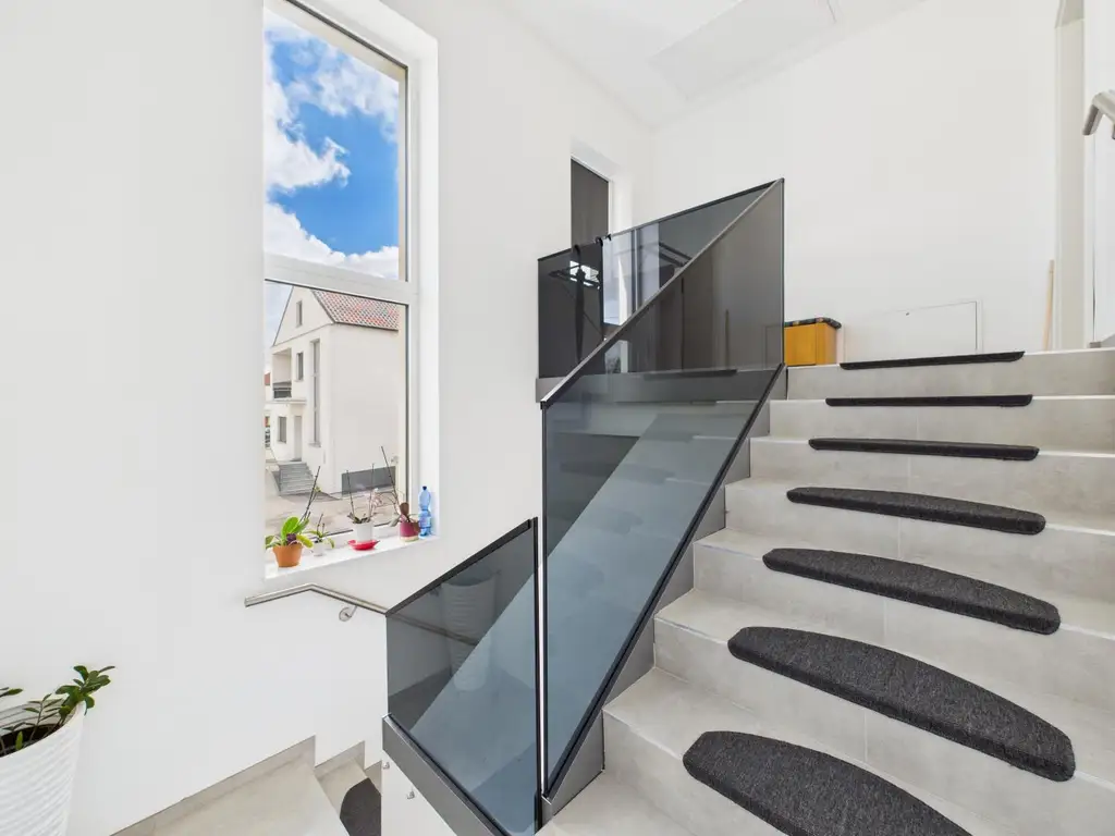 Kernsaniertes Anlageobjekt mit großzügigen Büroflächen und Wohneinheiten in 4050 Traun