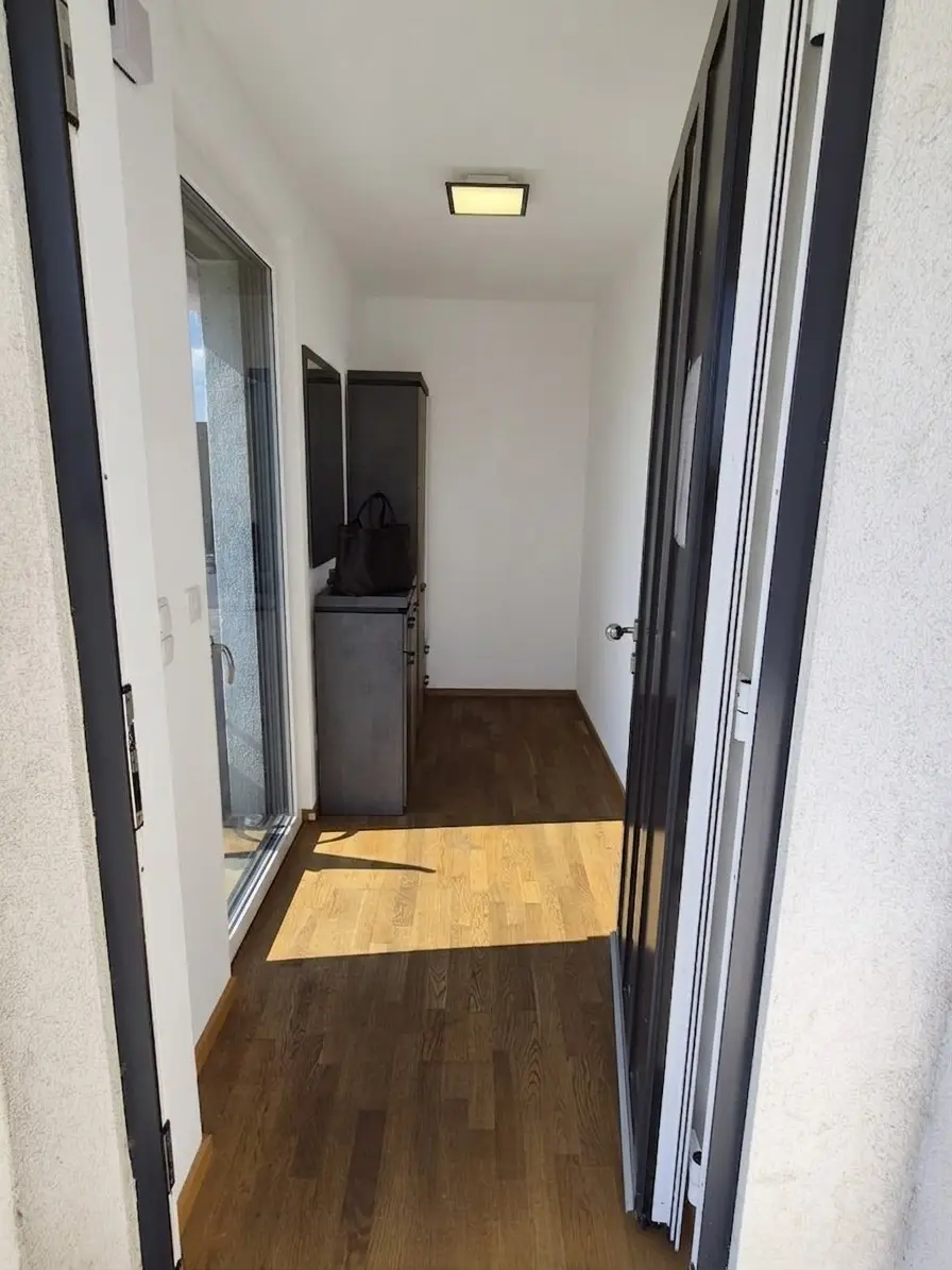Ca. 64 m² Wohnung mit ca. 107 m² Eigengarten & Klimaanlage - Perfekt als Haupt- od. Zweitwohnsitz - Lebensqualität zwischen See und Reben
