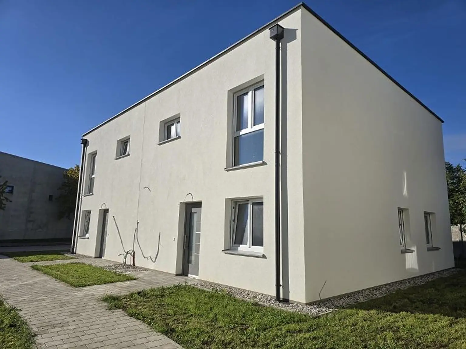 MODERN, MASSIV UND HOCHWERTIG VOM BAUMEISTER