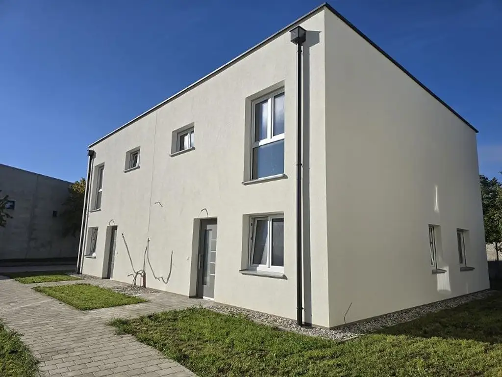 MODERN, MASSIV UND HOCHWERTIG VOM BAUMEISTER