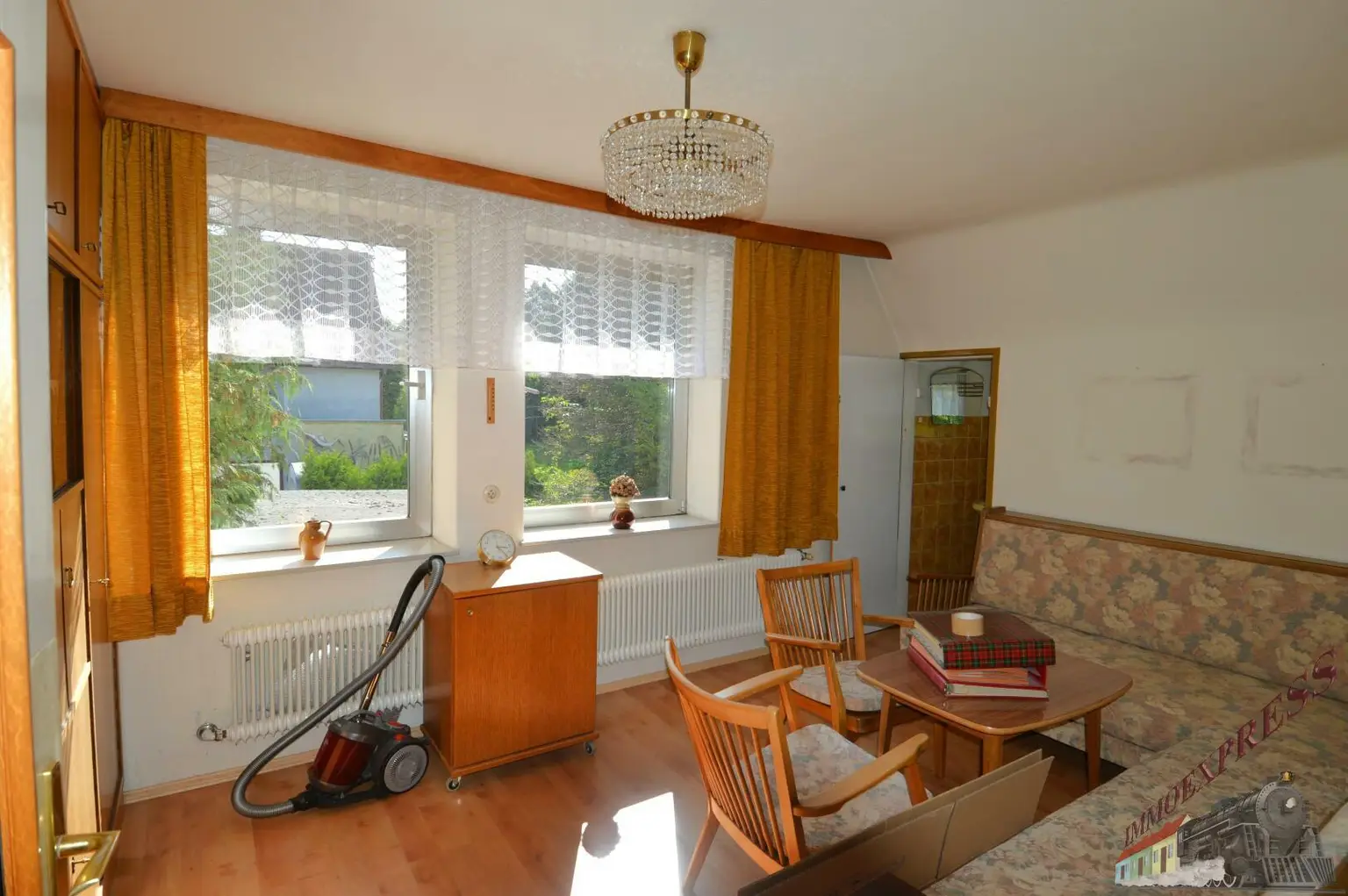 Einfamilienhaus mit Gäste-/Sommerhaus und 2 Garagen - Fernblick