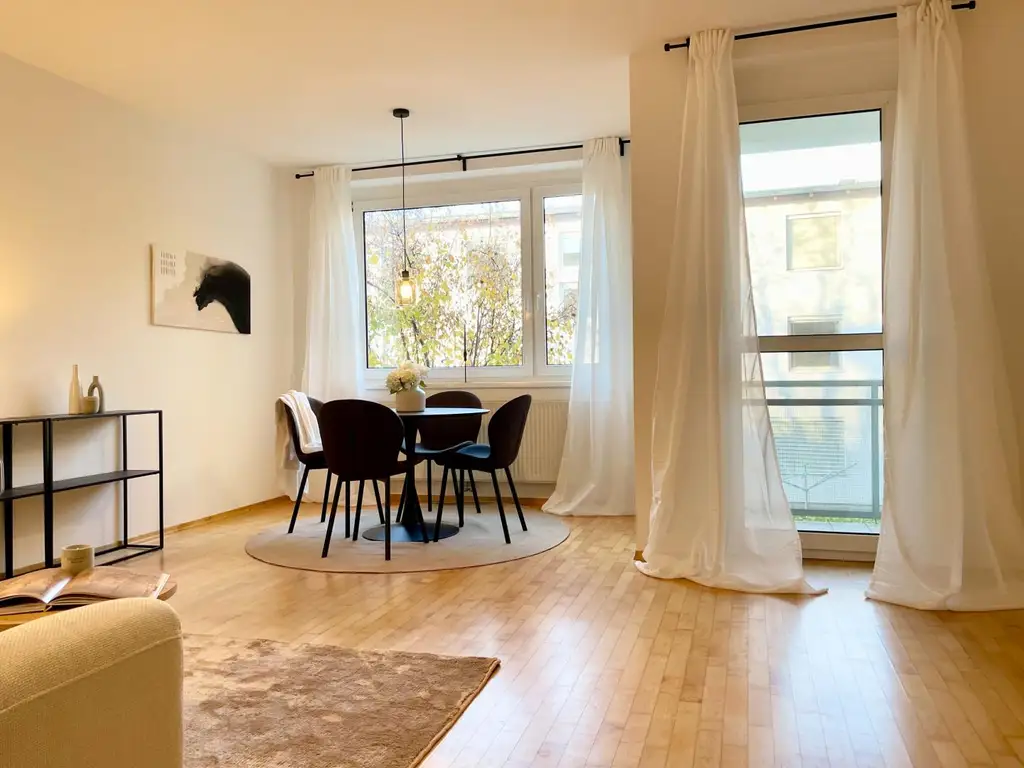 Idyllisch leben am Stadtrand – Lichtdurchflutete Wohnung mit Balkon ins Grüne