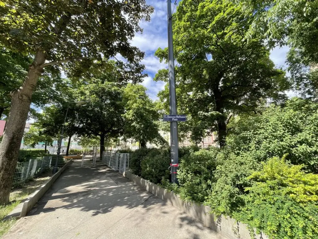 Neu sanierte Garconniere, vis-a-vis Park, zentral im 17. Bezirk!