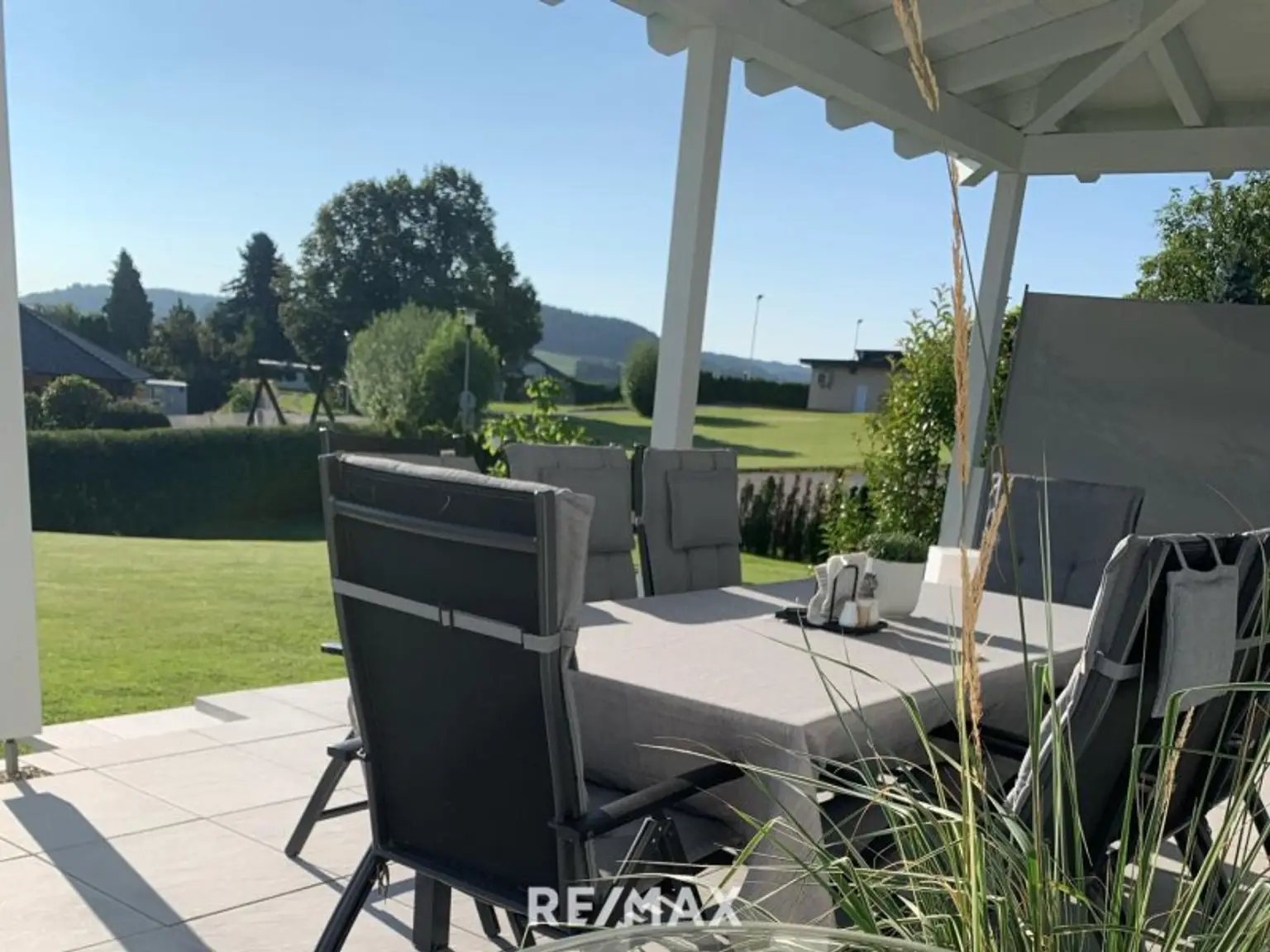 Terrasse mit Aussicht auf den Garten_01