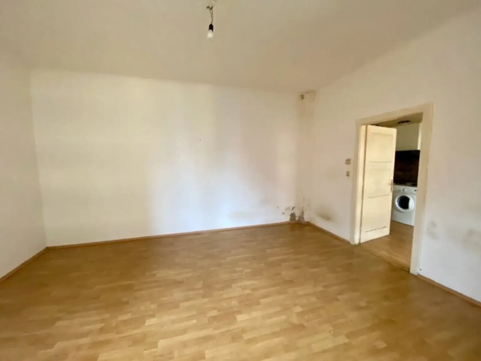 3 Zimmer-Wohnung ZUM SANIEREN, HELL und RUHIG!
