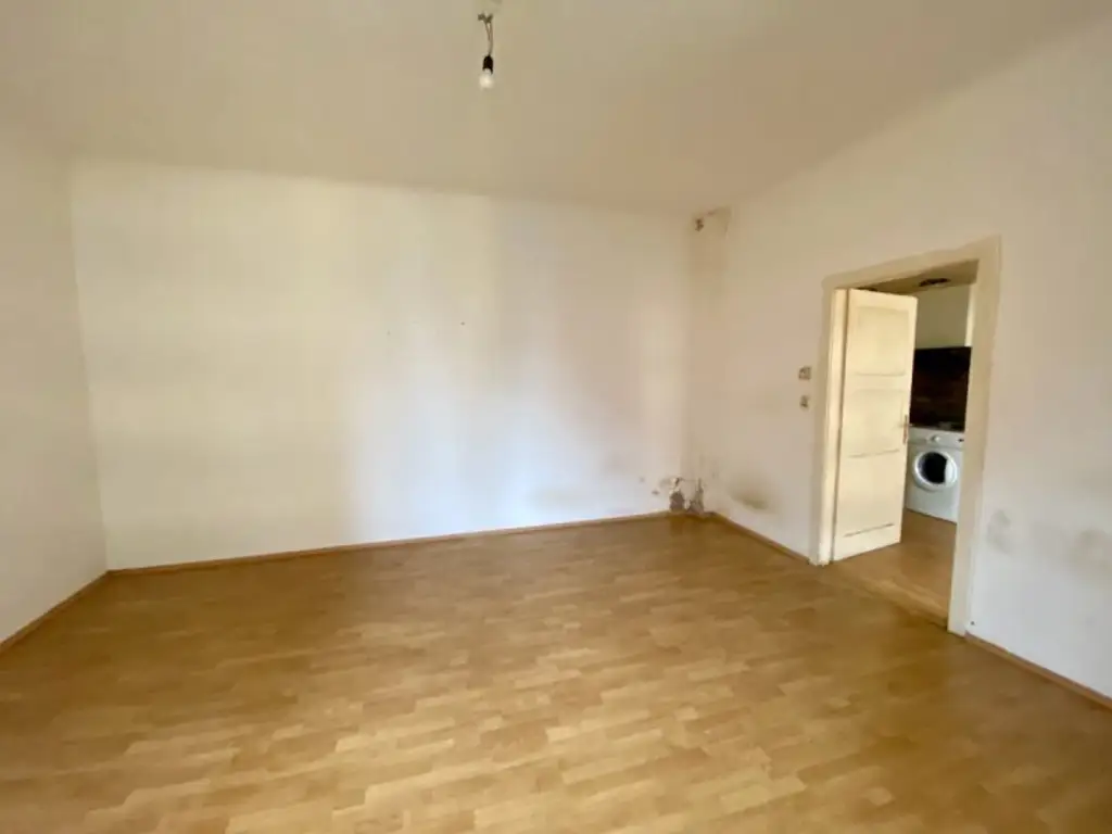 3 Zimmer-Wohnung ZUM SANIEREN, HELL und RUHIG!