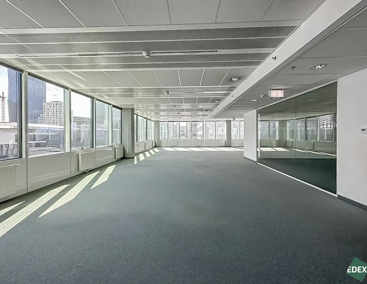 Modernes Büro mit Balkon im Saturn Tower