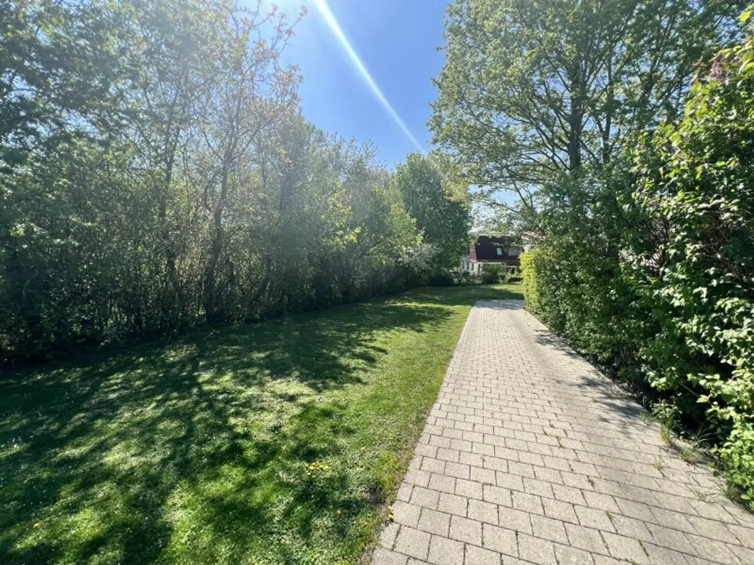 Moderne, zentrumsnahe Familienvilla mit großem Garten in gefragter Grünruhelage (!)