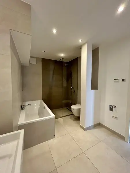 Exklusive Dachgeschosswohnung mit Grün-Blick in Top-Lage - Luxusausstattung