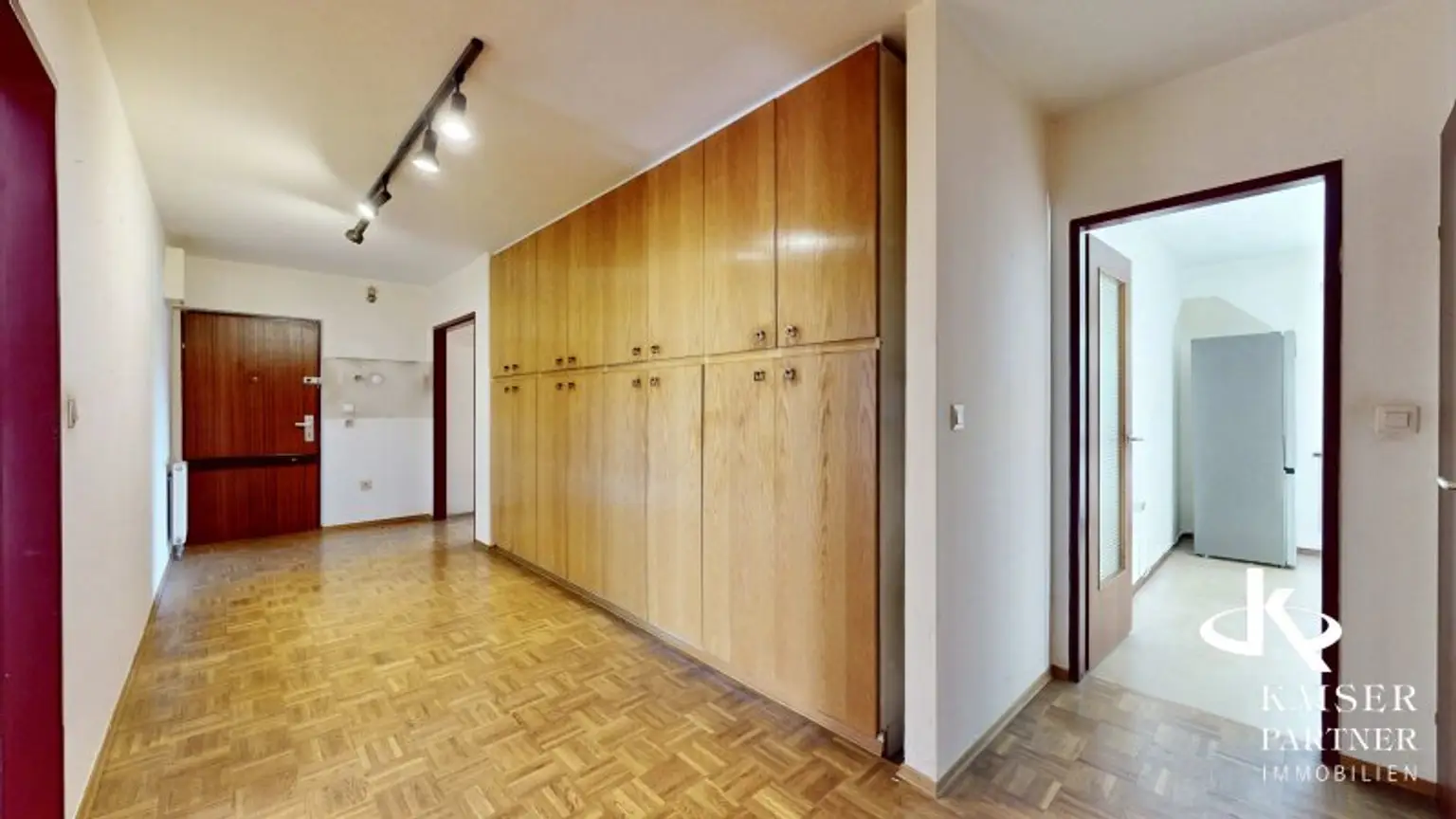 Geräumige 4-Zimmer-Wohnung mit Loggia mit viel Potential, Nähe Kennedybrücke!