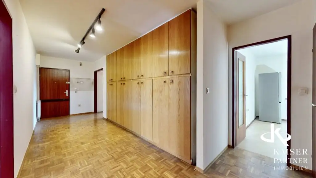 Geräumige 4-Zimmer-Wohnung mit Loggia mit viel Potential, Nähe Kennedybrücke!