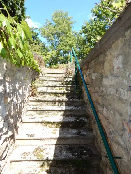 Historisches Gebäude mit großen Weinkeller mit Gewölbe im Zentrum von Perchtoldsdorf