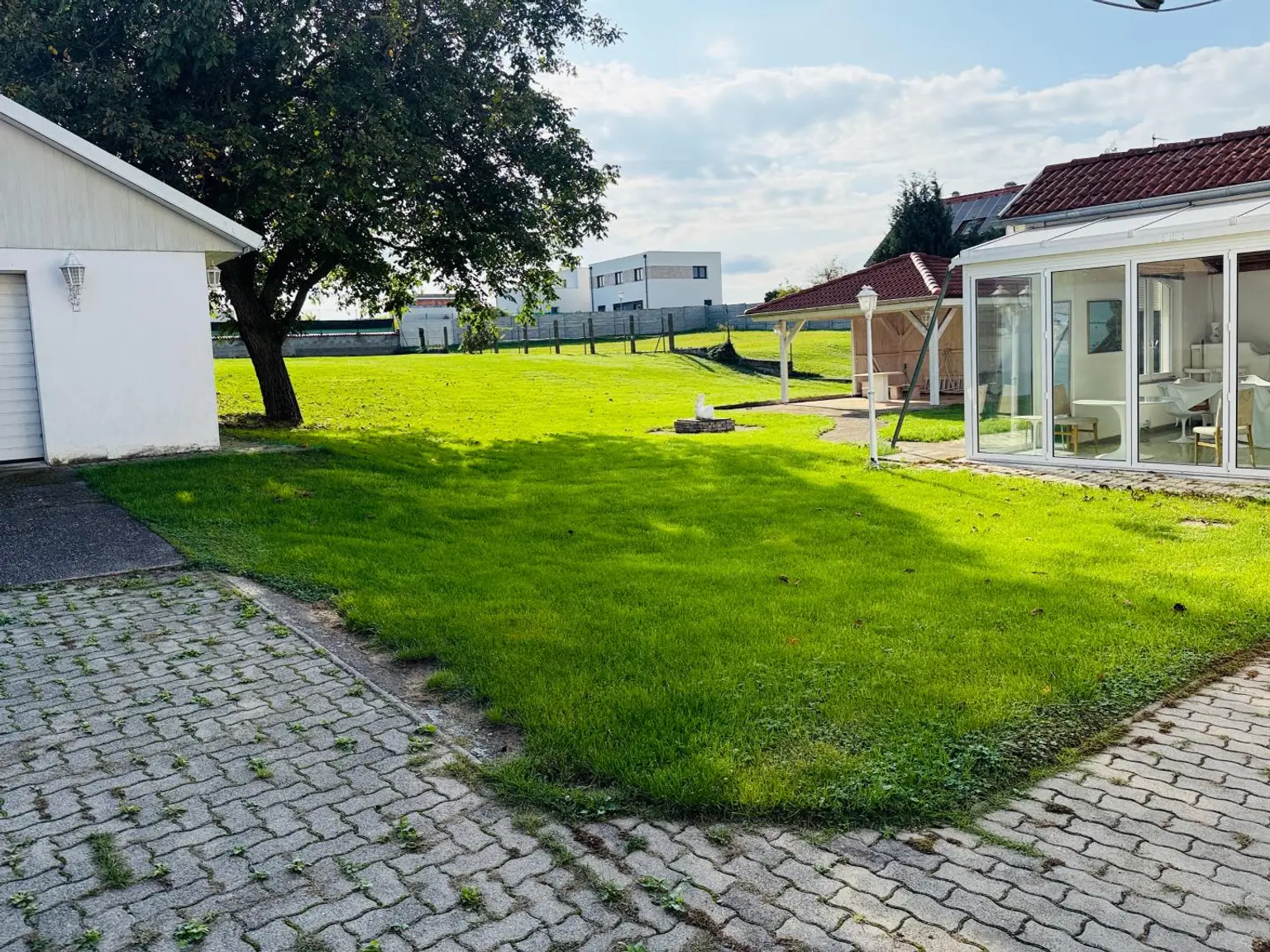 Villa mit Wintergarten und Nebengebäude