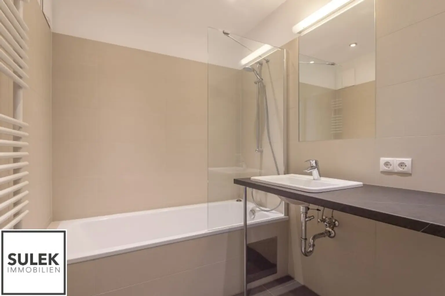 Ab Mitte Dezember  verfügbar ~ moderne 3 Zimmer Neubauwohnung mit Innenhof-Terrasse in beliebter Lage ~ Kaiserstraße U6 nähe!