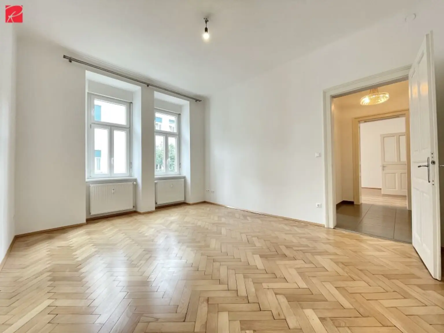 Moderne Altbauwohnung mit Fischgrätparkettböden