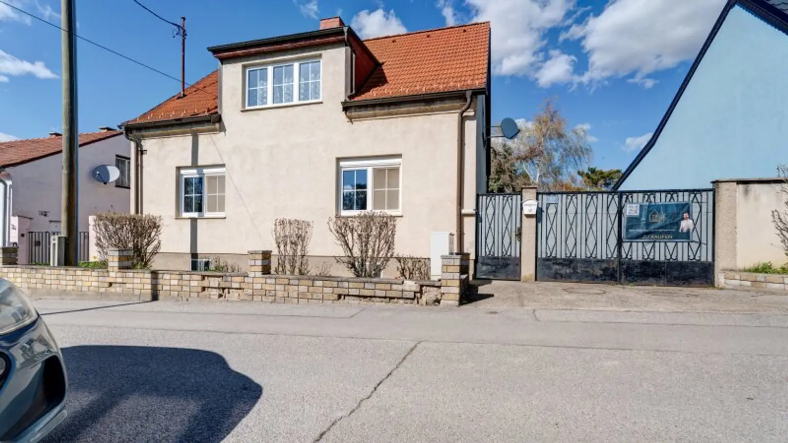 Sanierungsbedürftiges Haus in Untersiebenbrunn! Rohdachboden mit Ausbaupotential!