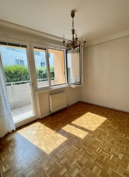 Schlafzimmer mit Blick auf Loggia