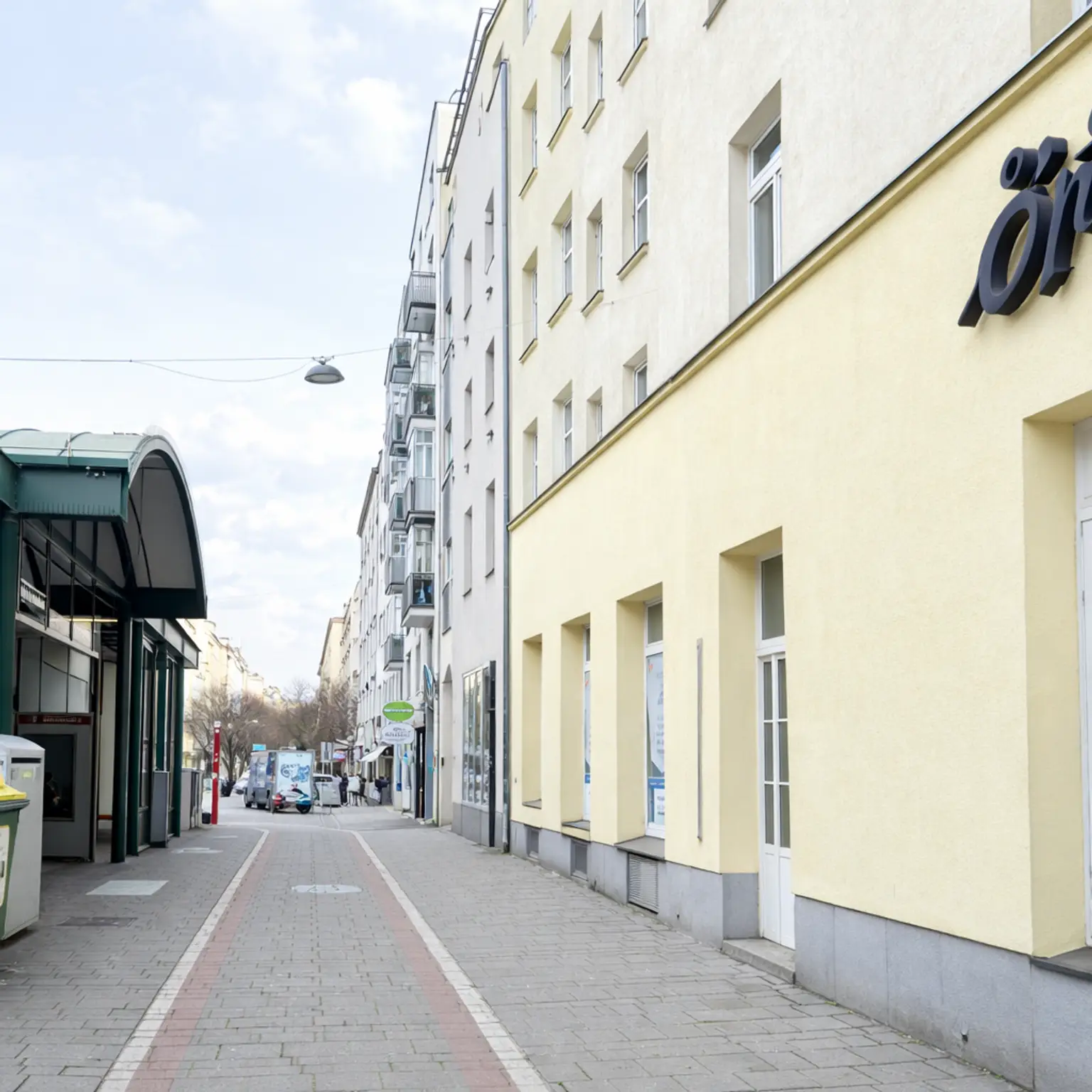 U-Bahn direkt vor dem Haus!