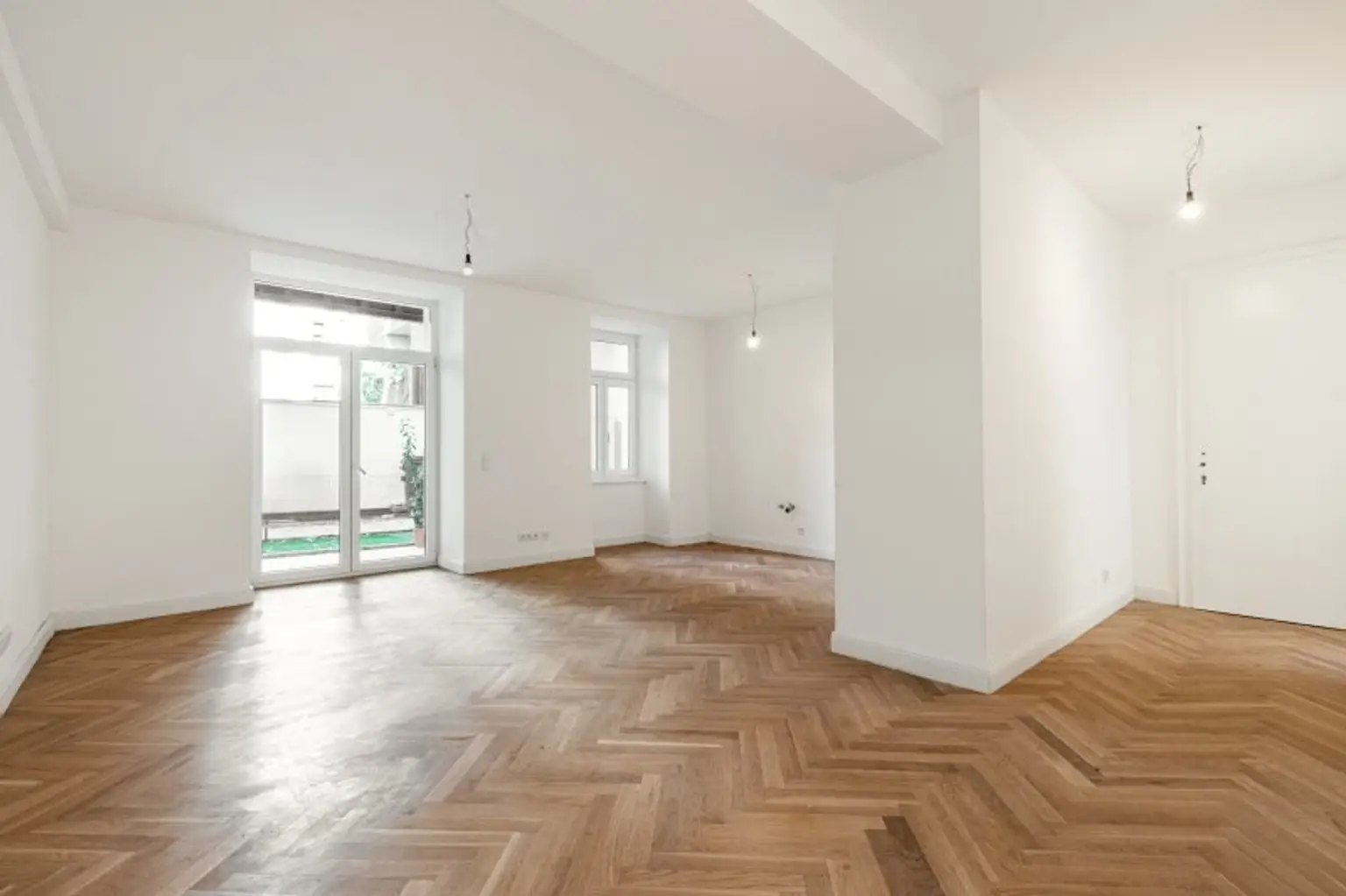 Traumhafte Gartenwohnung im Luxus-Altbau! Erstbezug mit 3-Zi. und 2 Terrassen!
