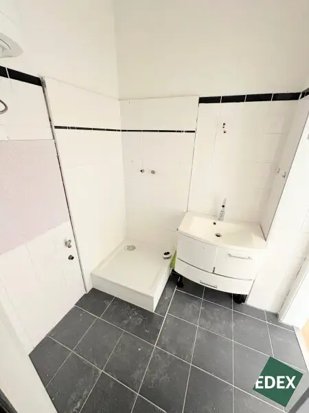 Sanierungsbedürftige 3-Zimmer Altbau-Wohnung mit Potenzial direkt bei der U-Bahn