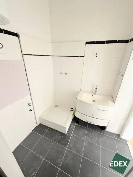 Sanierungsbedürftige 3-Zimmer Altbau-Wohnung mit Potenzial direkt bei der U-Bahn