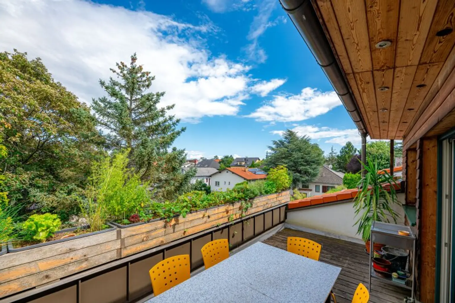 Dachgeschosswohnung in Ruhelage mit traumhaftem Grünblick, eigenem Garten und Garage
