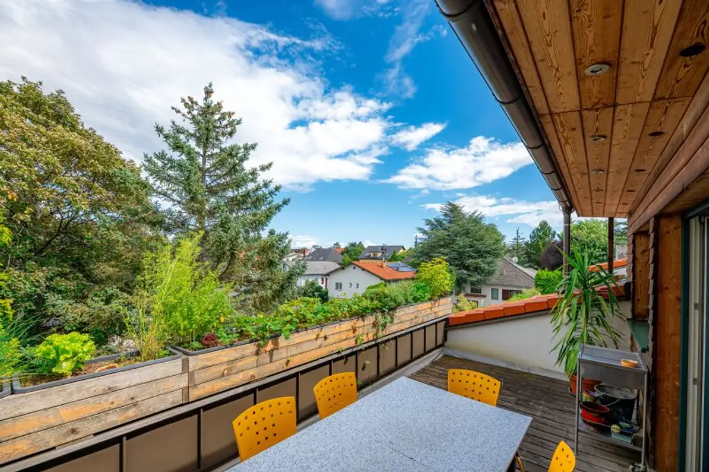 Dachgeschosswohnung in Ruhelage mit traumhaftem Grünblick, eigenem Garten und Garage