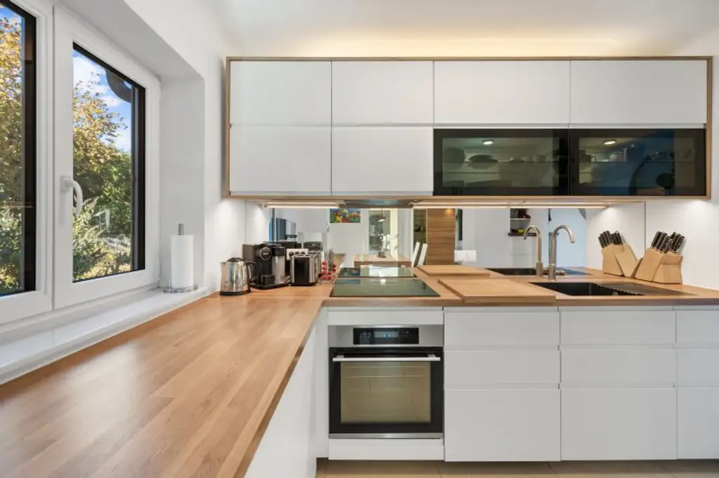 Wohnen mit Blick in den Wienerwald – Außergewöhnlicher Bungalow mit Pool und Photovoltaik