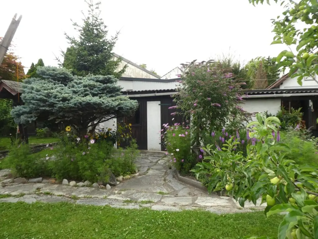 PRIVATSPHÄRE: KLEINES HAUS  mit ENTZÜCKENDEN GARTEN, Garage und Lagerräume - NÄHE BAHNHOF