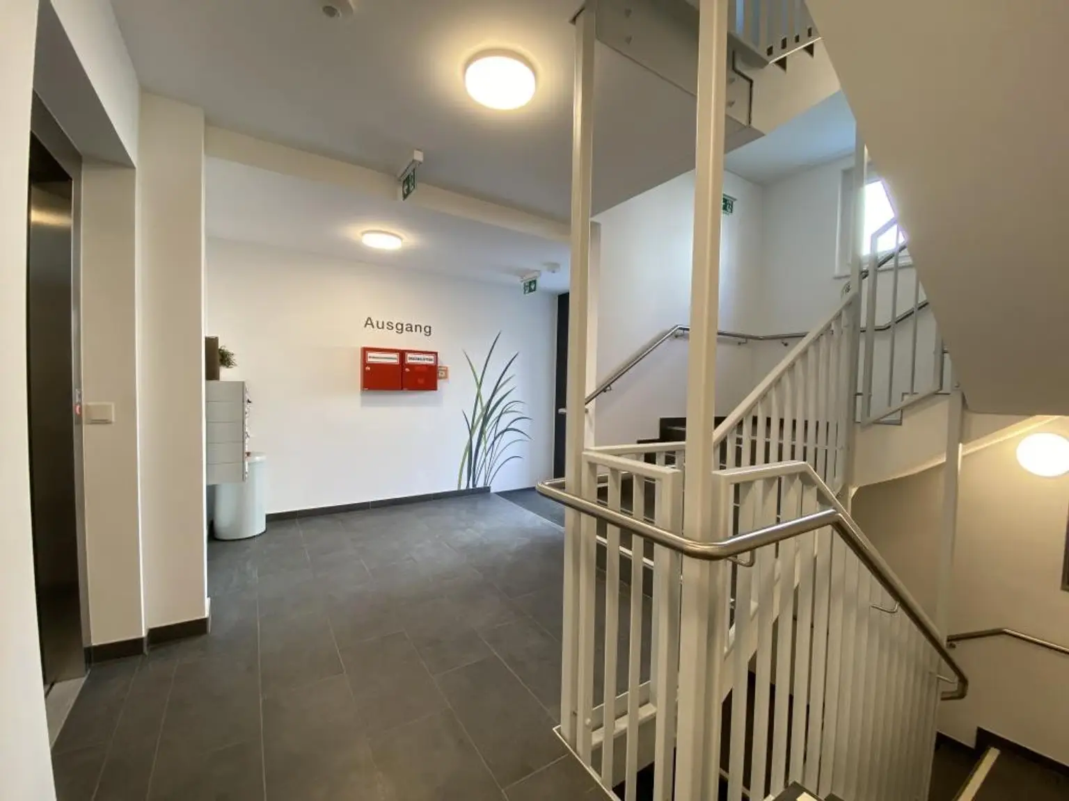 Traumwohnung mit super-großem, überdachten SÜD-Balkon!