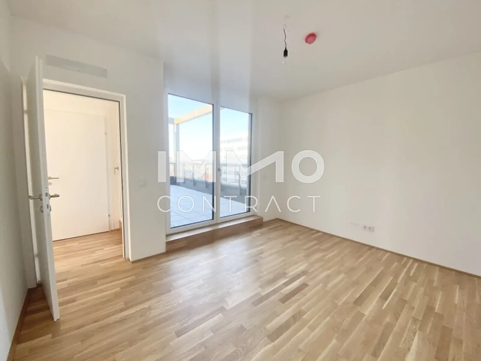 Schlafzimmer mit Zugang auf Terrasse