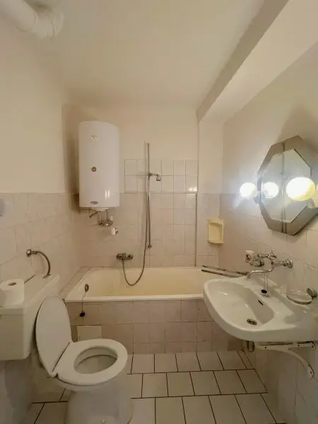 Lichtdurchflutete 2-Zimmer-Wohnung mit Charme & Potenzial in thermisch saniertem 1965-Neubau