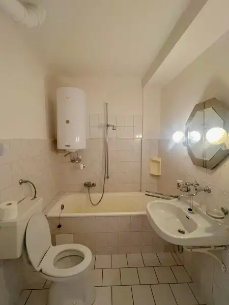 Lichtdurchflutete 2-Zimmer-Wohnung mit Charme & Potenzial in thermisch saniertem 1965-Neubau