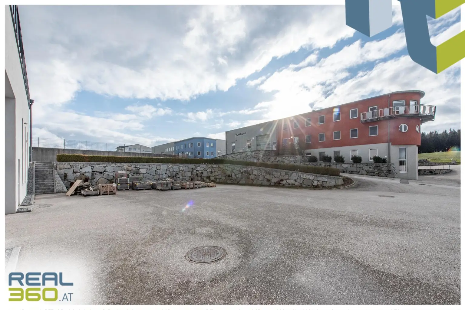 Hochwertige Betriebsliegenschaft auf Baurechtsgrund (Halle, Büro, Lager, Wohnung)